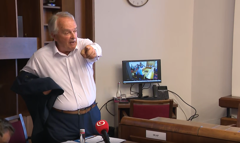 Nezvyčajný zahraničný výbor: Radačovský navrhol poslancovi odísť oknom, vyzliekol si sako