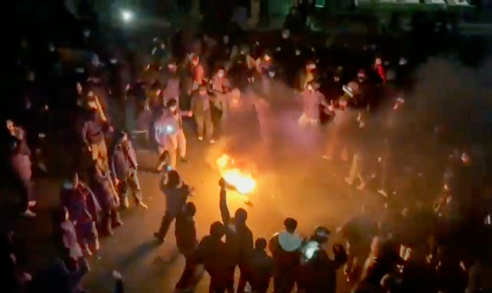 Irán zatkol vodcov protestov. Humanitárne organizácie hlásia stovky obetí