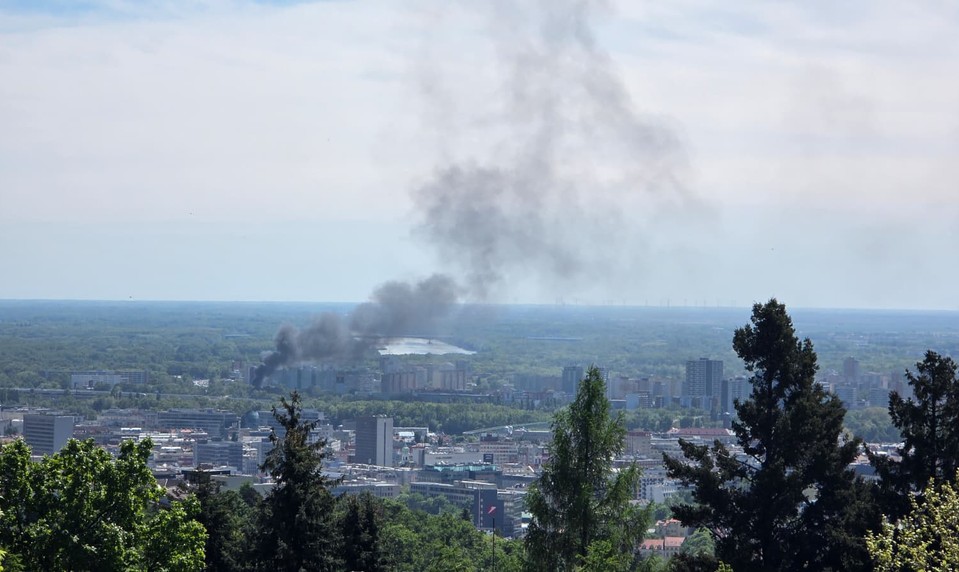V Petržalke horí objekt na uskladnenie dreva, na mieste zasahujú hasiči