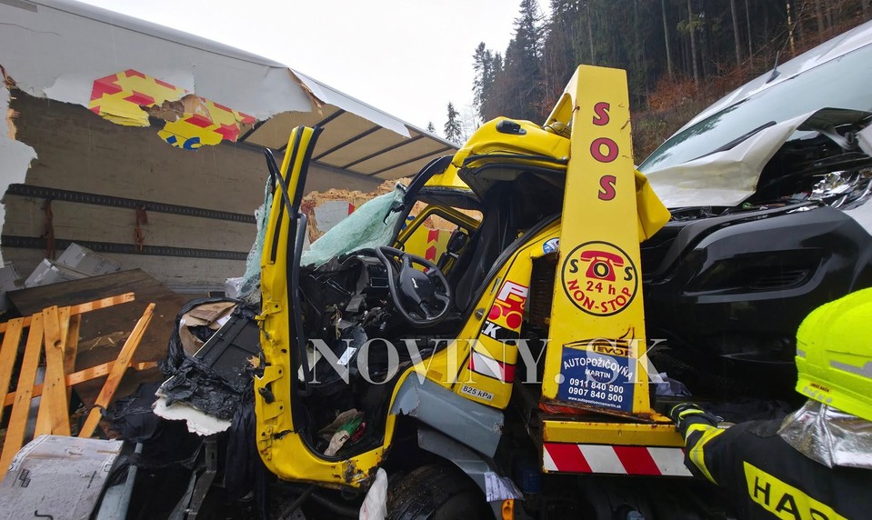 Na Donovaloch sa zrazil kamión s dodávkou, cesta I/59 je neprejazdná