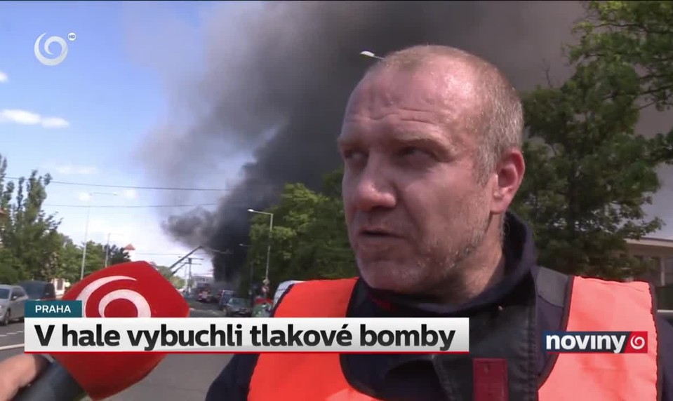 V hale vybuchli tlakové bomby