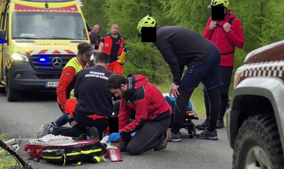 Cyklista nezvládol jazdu dole kopcom a narazil hlavou do stromu