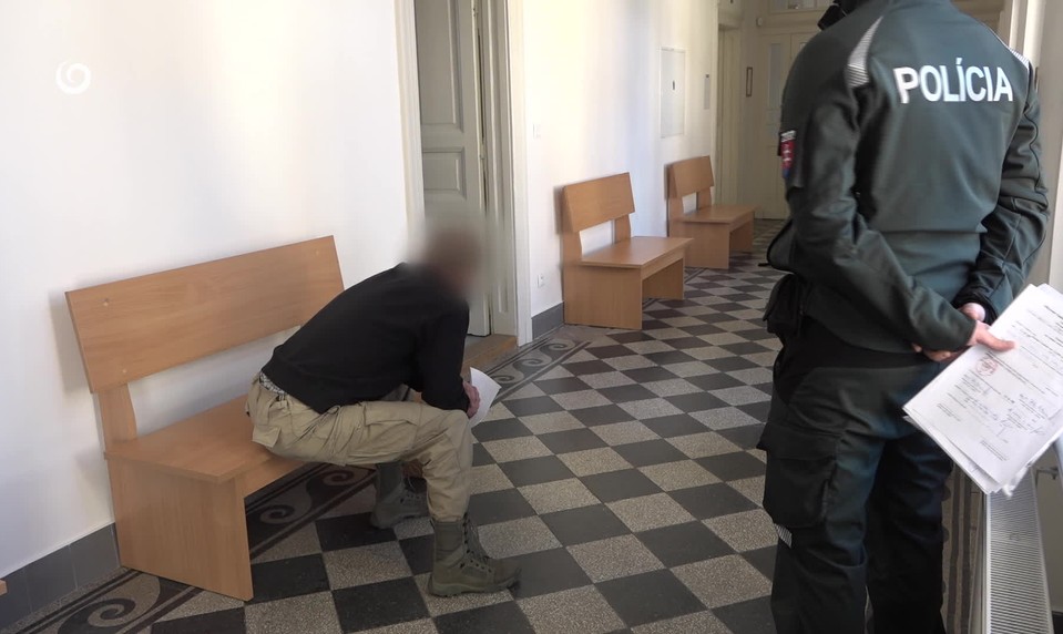 "Zapálim ťa, zhoríš," vyhrážal sa muž pred potravinami, potom zaútočil