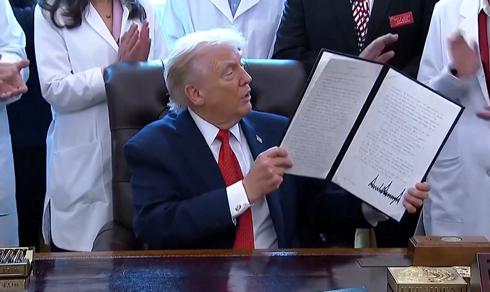 Donald Trump podpísal výkonné nariadenie s odporúčaním uvoľniť federálne predpisy ohľadne marihuany