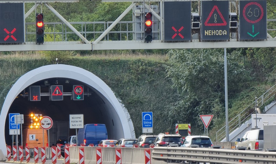 Nehoda skomplikovala dopravu v Bratislave. Tunel Sitina uzavreli