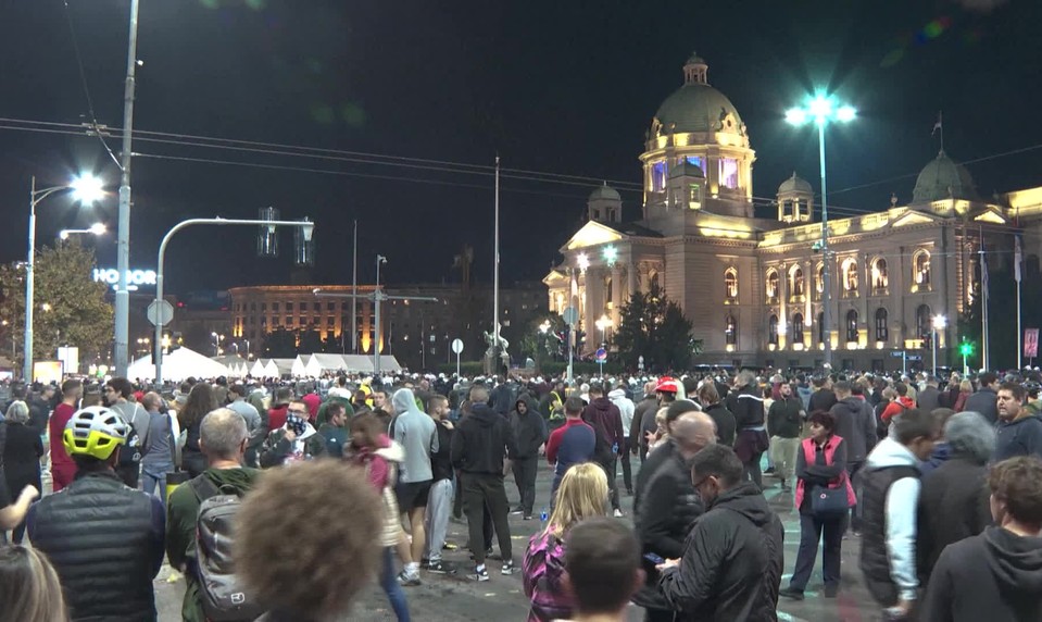 Moderátor srbskej verejnoprávnej RTV sa ospravedlnil za nekritické novinárstvo