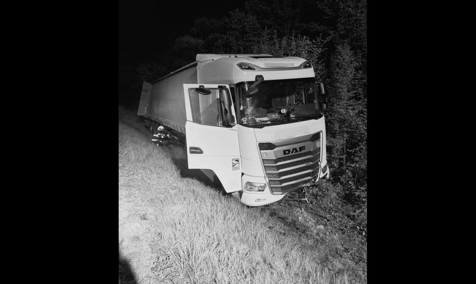 Kamión zišiel z cesty do priekopy, vodiča napriek oživovaniu nezachránili