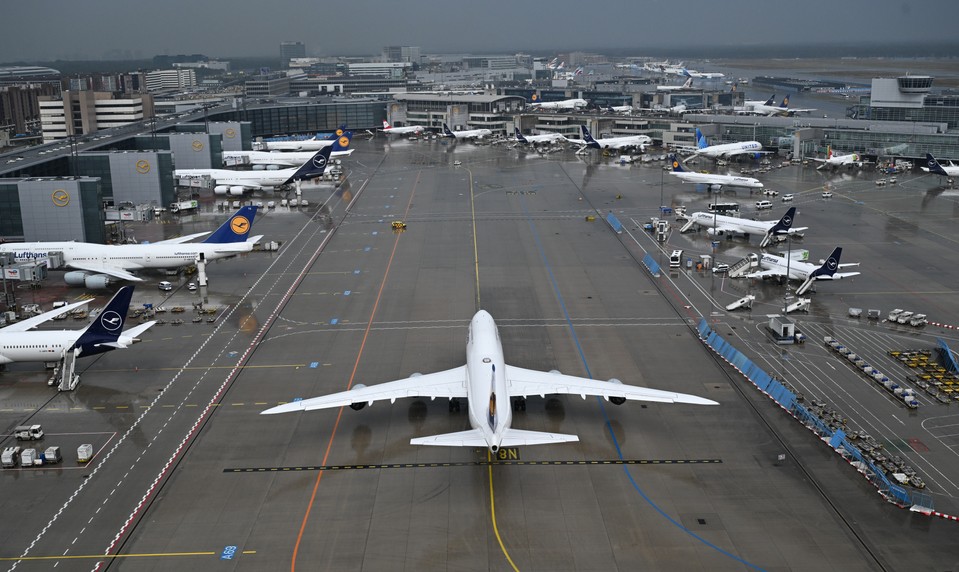 Chaos na letiskách: Štrajk Lufthansy vyradil stovky spojov, rušia sa aj lety z Prahy