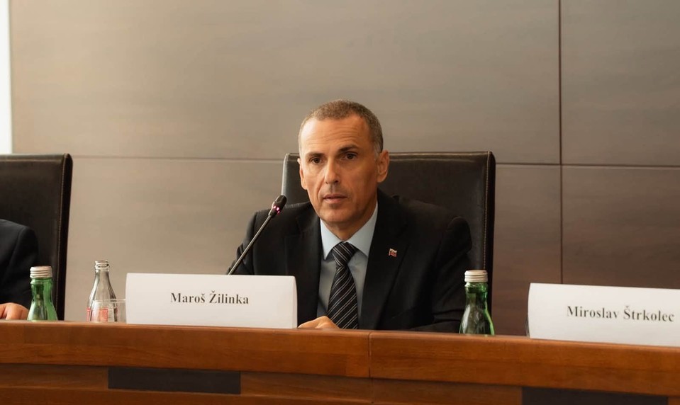 Marošovi Žilinkovi a jeho manželke sa vyhrážajú bombovým útokom. Na mieste zasahuje polícia