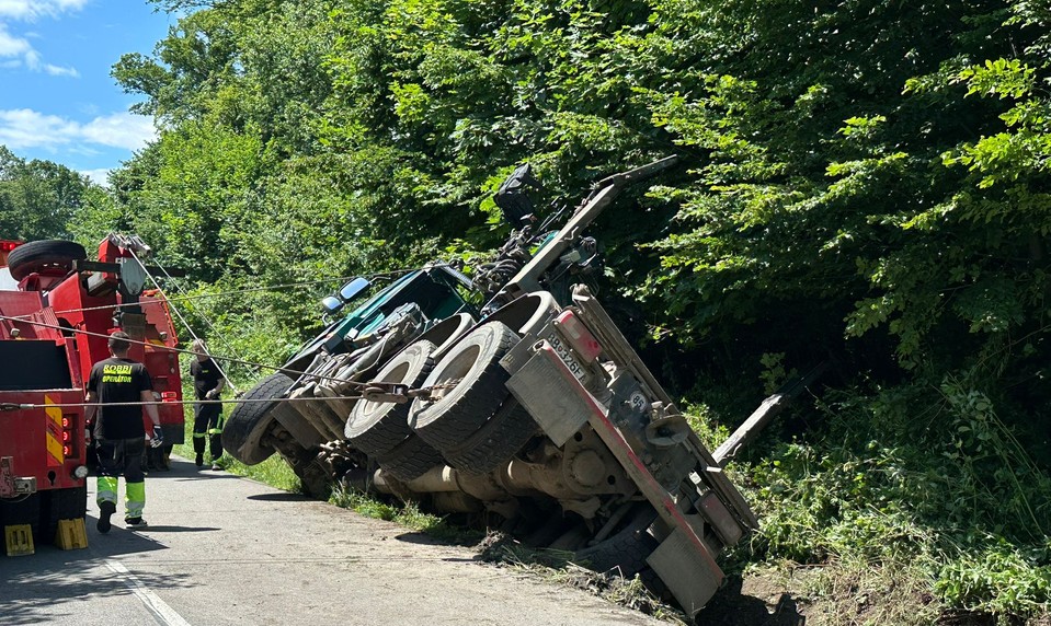 Nehoda pri Slanci uzavrela cestu: Nákladné auto na drevo skončilo v priekope