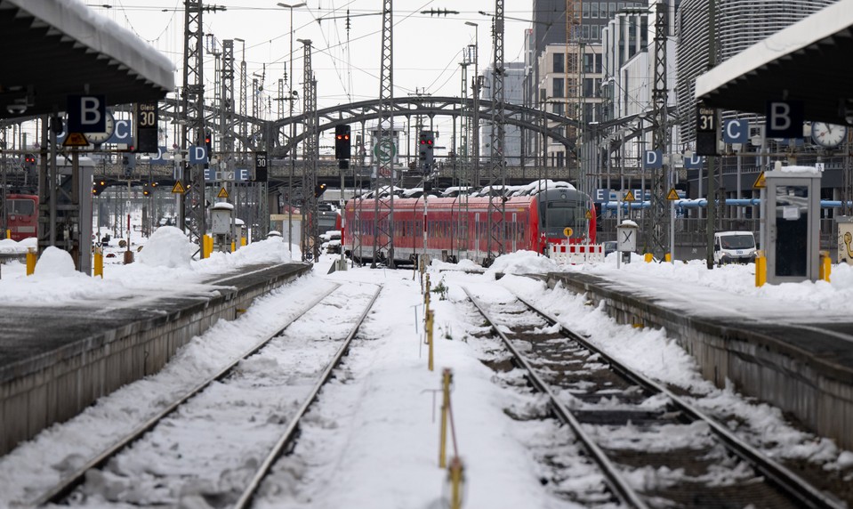 V Rakúsku zrazil vlak dvoch slovenských turistov. Jeden z nich bojuje o život