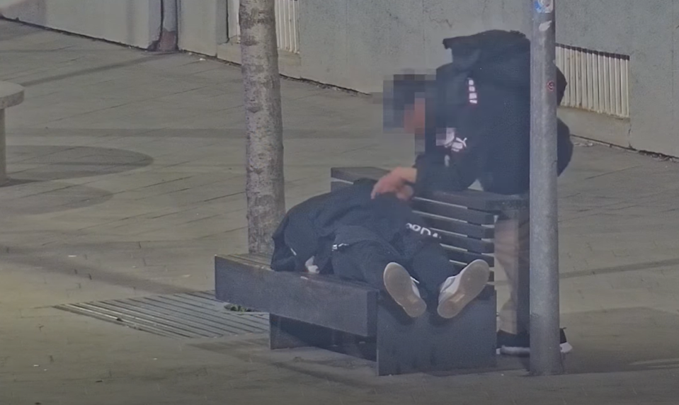 VIDEO: Muž okradol spiaceho človeka na lavičke. Netušil, že ho sledujú kamery