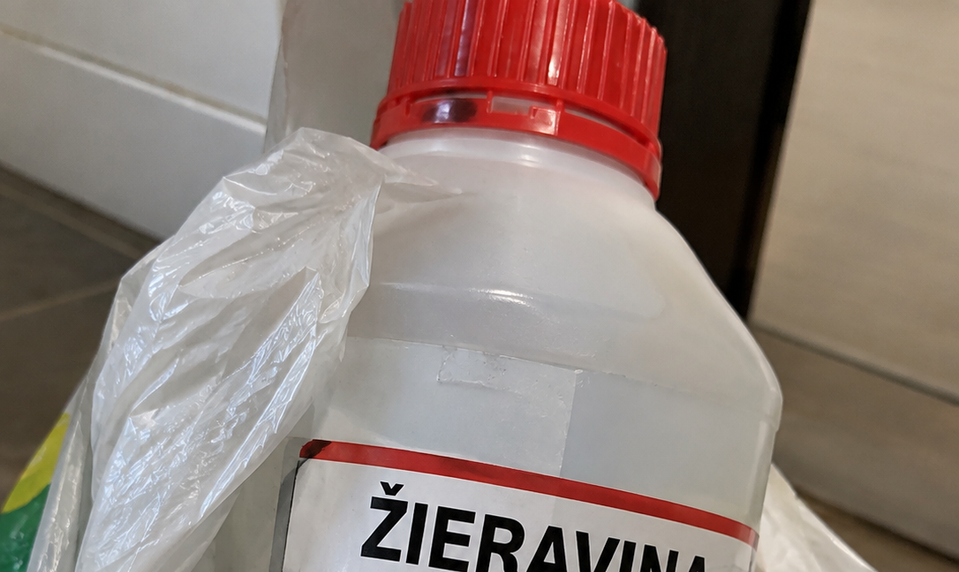 Čo robiť, ak sa omylom napijete žieraviny? Českého speváka zachránili zavináče