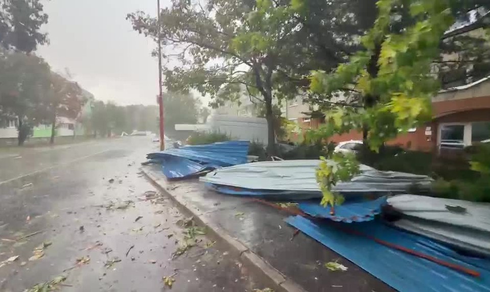 Bratislavu zasiahla supercela, vietor o sile 110 km/h napáchal veľké škody