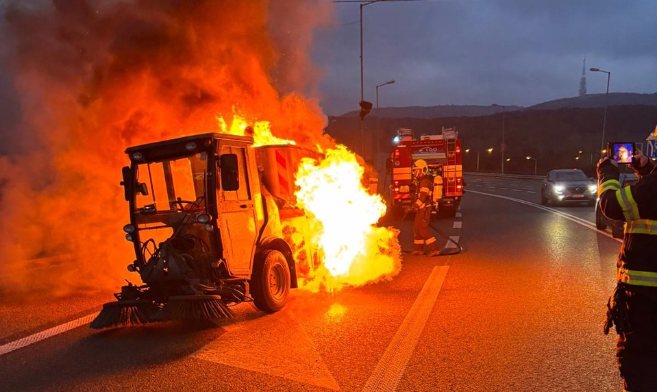 Dúbravkou sa ozývali sirény. Oheň zachvátil zametacie vozidlo