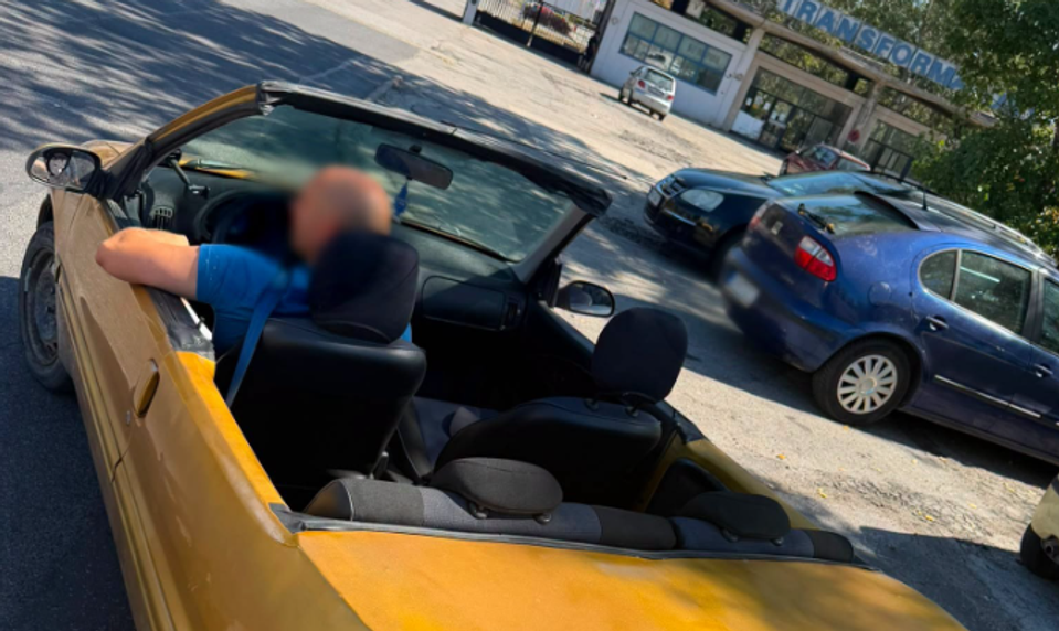 Kuriózny prípad na cestách: Vodič jazdil na podomácky vyrobenom „kabriolete“