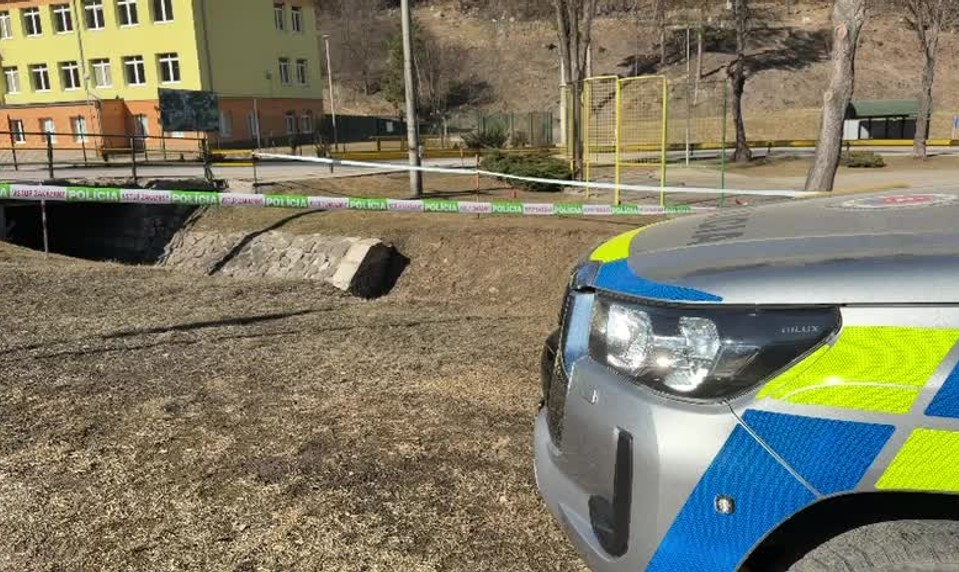 Synovec bodol strýka do hrude. Po útoku ušiel do potravín