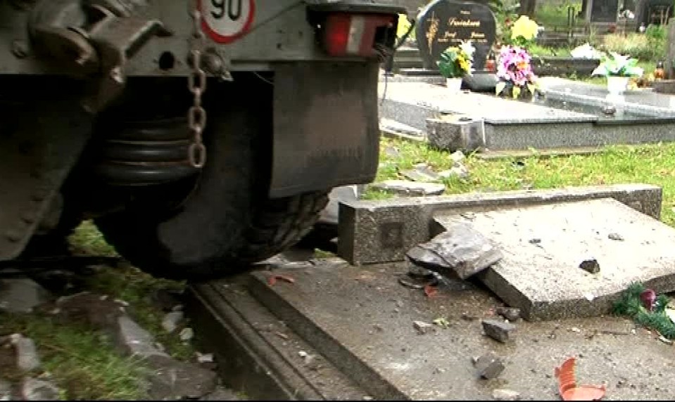 Vodič Tatrovky prerazil plot cintorínu, zdemoloval niekoľko hrobov