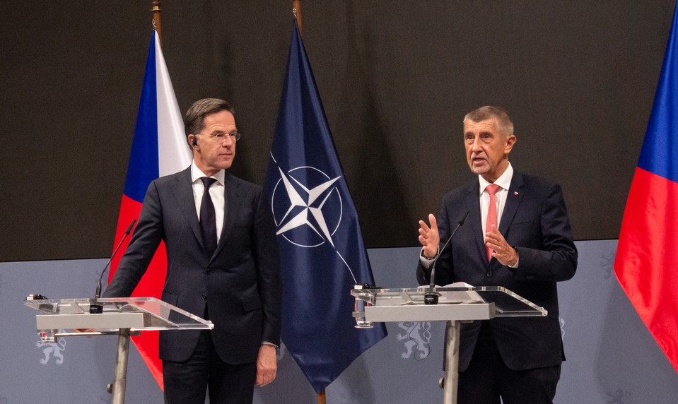 Šéf NATO na návšteve v Česku: Zvýši krajina výdavky na obranu?