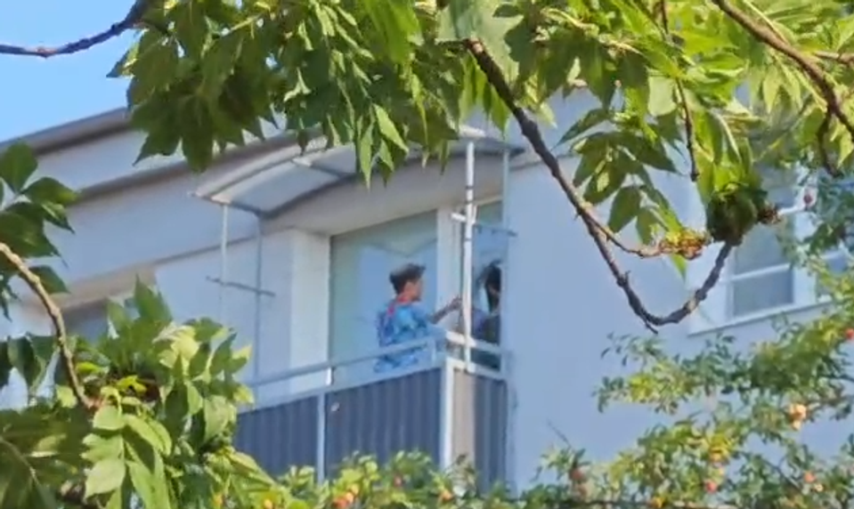 Dráma v Lučenci. Muž s nožom liezol po balkónoch, rozbíjal dvere a vnikol do bytov