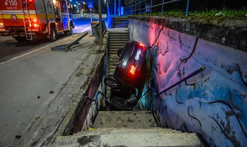 Auto prerazilo zábradlie a spadlo do podchodu pre chodcov. Vodič po nehode zmizol
