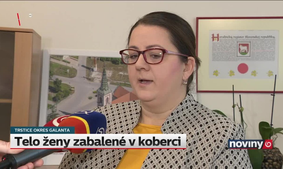 Telo ženy zabalené v koberci