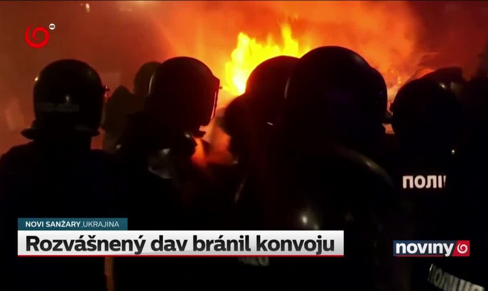 Rozvášnený dav bránil konvoju