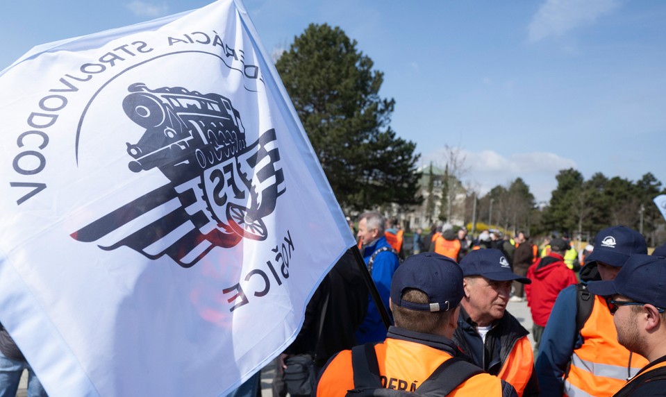 Rušňovodiči protestujú proti kamerám v kabínach. Odmietajú argumenty ministra
