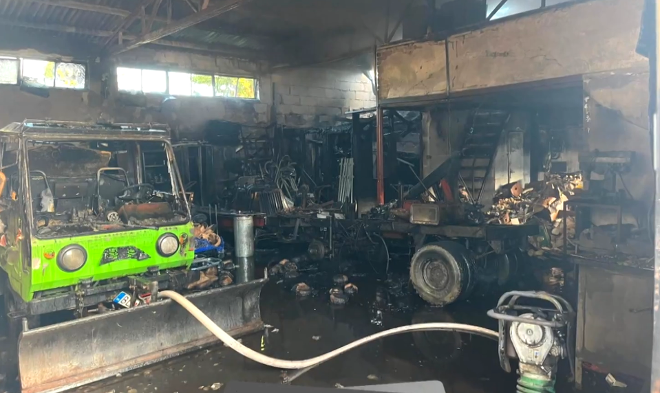 V Bratislave horel sklad autosúčiastok, príčinou bol zrejme elektrický skrat