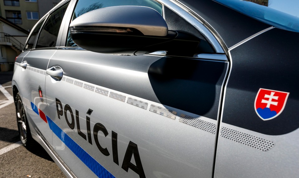 Muž napadol a chytil pod krk ženu na poľovníckej zábave