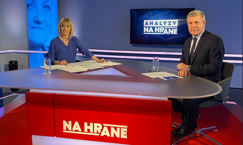 Analýzy Na hrane s ministrom Lengvarským: Lekárom aj sestrám sa zvýšia platy o stovky eur