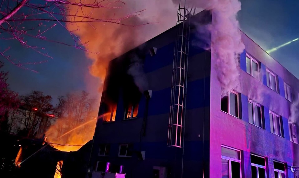 Útok na zbrojovku v Pardubiciach: Súd poslal do väzby ďalšieho obvineného