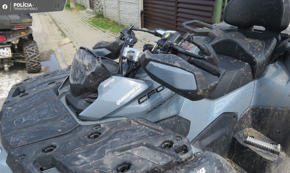 Polícia zasahovala pri netradičnej zrážke dvoch kamarátov na štvorkolkách