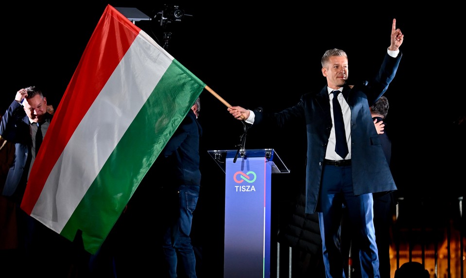 ONLINE: Po sčítaní 98,5 % hlasov vedie opozičná Tisza s 69,35 %, Fidesz má 27,64 %