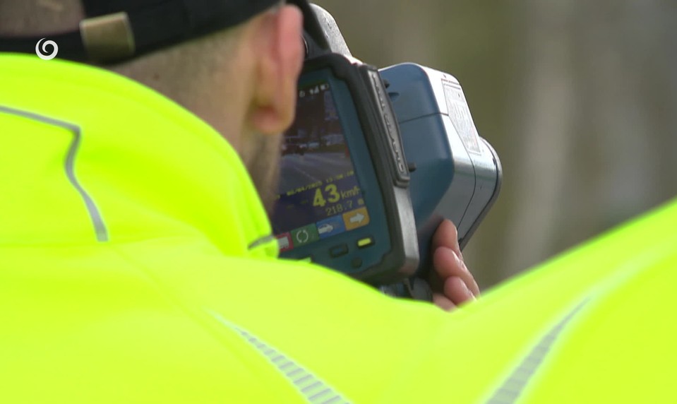 Dvaja policajti merali rýchlosť bez radaru. Peniaze z pokút si nechali