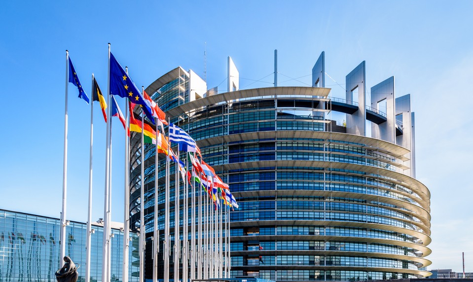 Švédski europoslanci hrozia bojkotom Štrasburgu kvôli drakonickému zákazu