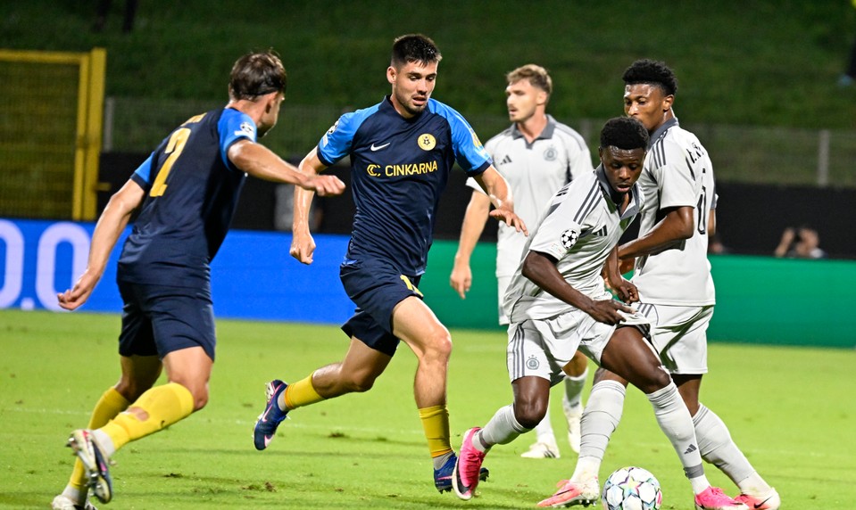Krátko pred prestávkou je vyrovnané, Celje skórovalo z penalty