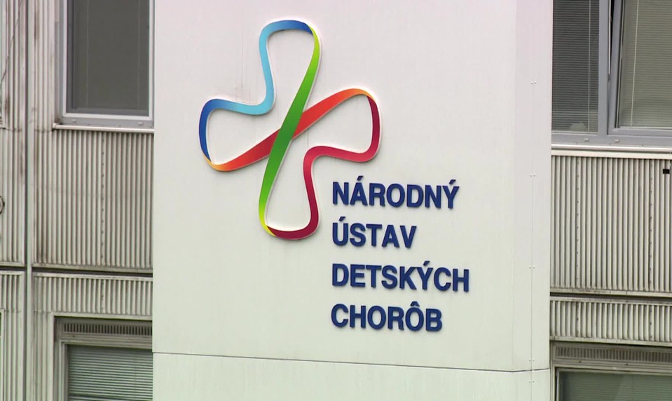 Lekári z NÚDCH ako jedni z prvých v Európe operovali pacienta novou metódou. Zachránili mu kĺby