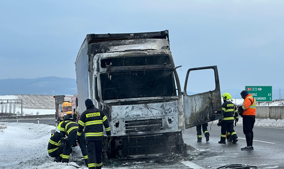 Rýchlostná cesta R4 pri Košiciach je pre požiar kamióna uzavretá
