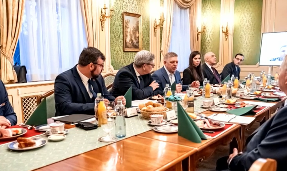 Od 1.novembra platí zmena ústavy, hovorí o dvoch pohlaviach a adopciách detí