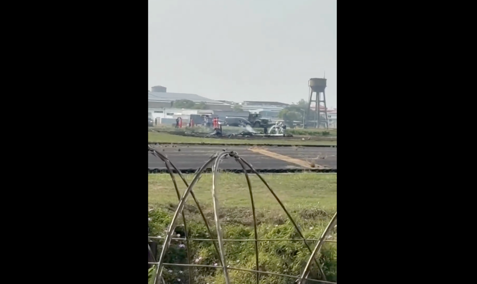 Vojenské lietadlo sa zrútilo počas cvičných manévrov. Pri nehode zomreli obaja piloti