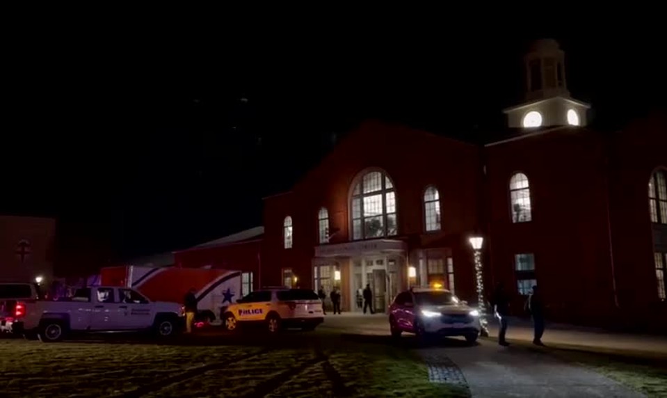 Streľba na univerzite si vyžiadala najmenej dvoch mŕtvych. Polícia po strelcovi stále pátra