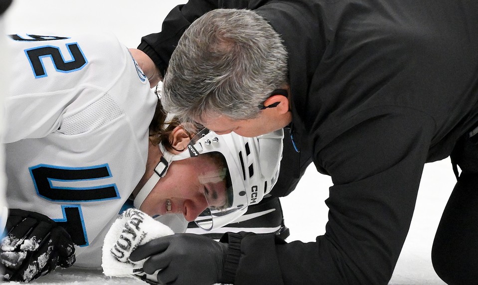 Hviezda Utahu hrozivo narazila do bránky