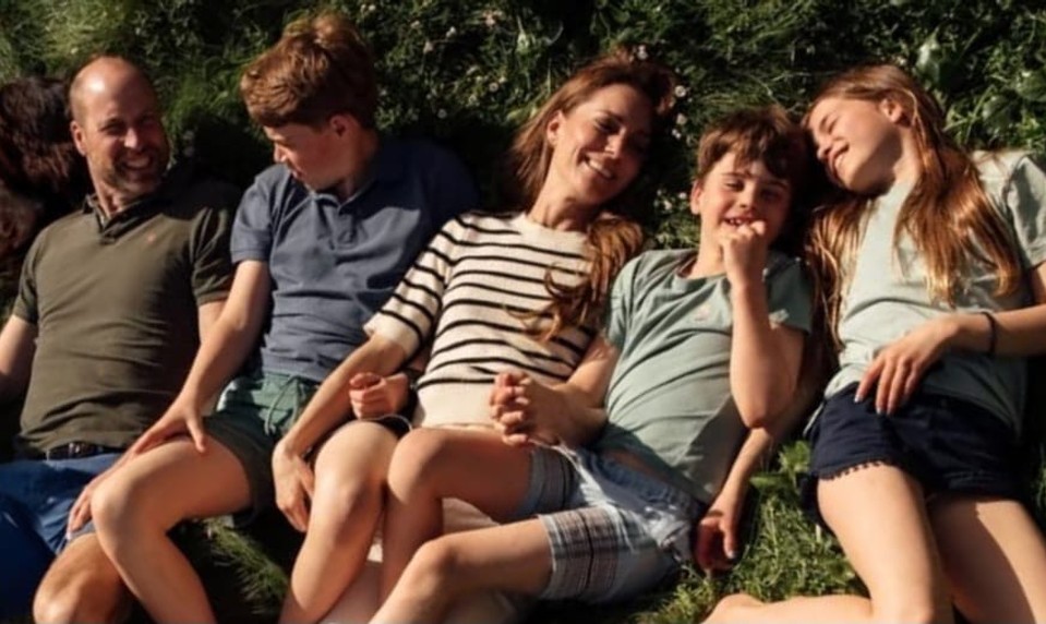 Kate a William oslávili 15. výročie svadby rodinnou fotkou! TENTO detail si všimli všetci!