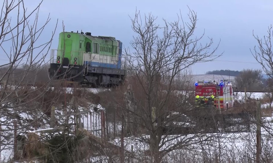 Auto sa zrazilo s lokomotívou. Zraneniam podľahli dve osoby