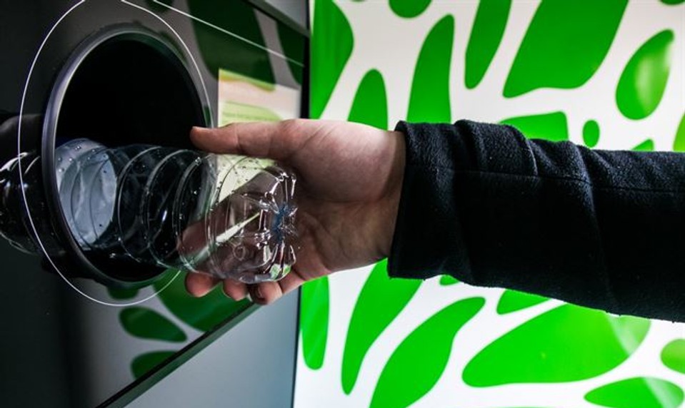 Zbieral fľaše, aby si prilepšil k dôchodku. Keď príjem priznal, prišiel o časť podpory