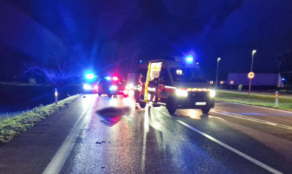 Vodič pri Komárne zrazil chodca. Muž sedel v strede cesty
