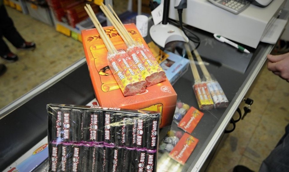 Chlapec sa vážne zranil pri manipulácii s pyrotechnikou. Ako podobným situáciám predchádzať?