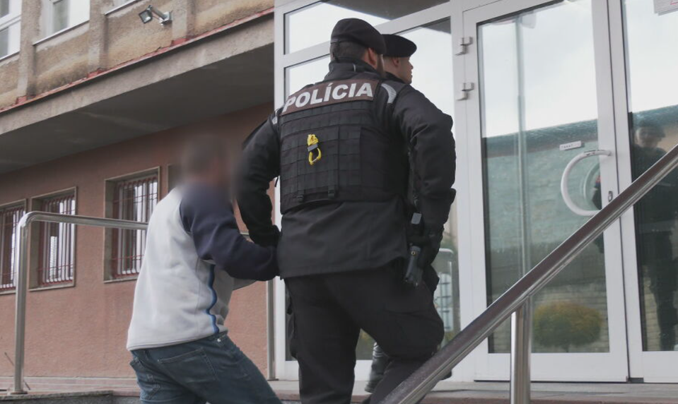 Muž napadol svojho kamaráta. Útok polícia vyšetruje ako pokus o vraždu