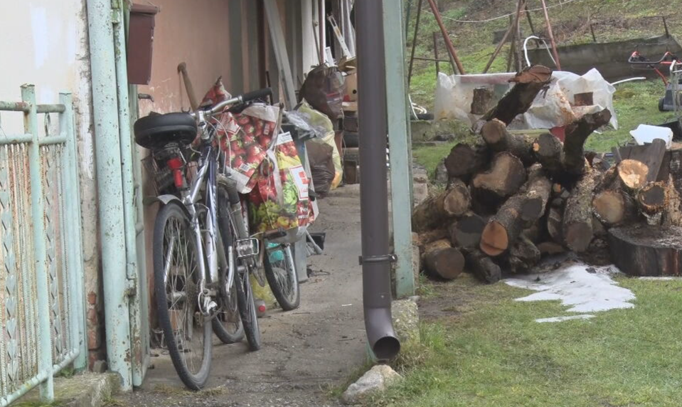 Syn viackrát bodol svoju matku do chrbta. Útok má tragický koniec, prípad prekvalifikovali